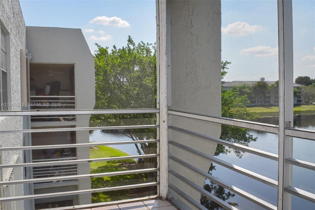 9230 Lagoon Pl , Unit 411, Davie, FL 33324 Photo