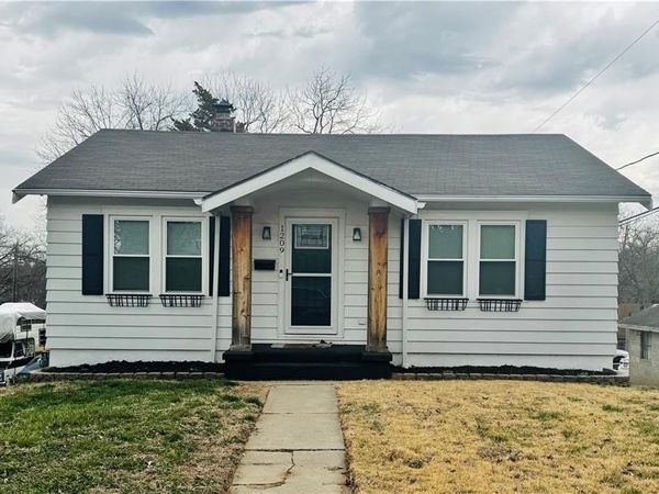 1209 S 30th Street, St Joseph, MO 64507