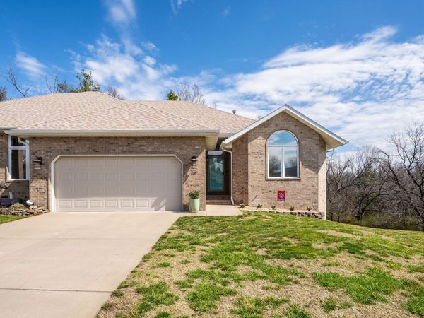 377 E Degraffenreid Street , Springfield, MO 65810
