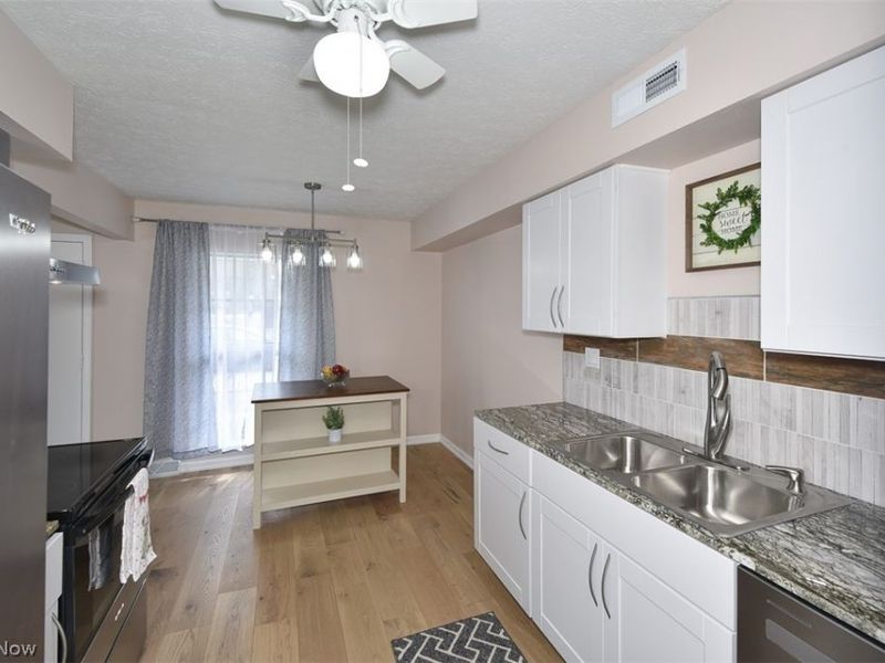 6577 Liberty Bell Drive, Unit C20, Brook Park, OH 44142 Photo 13