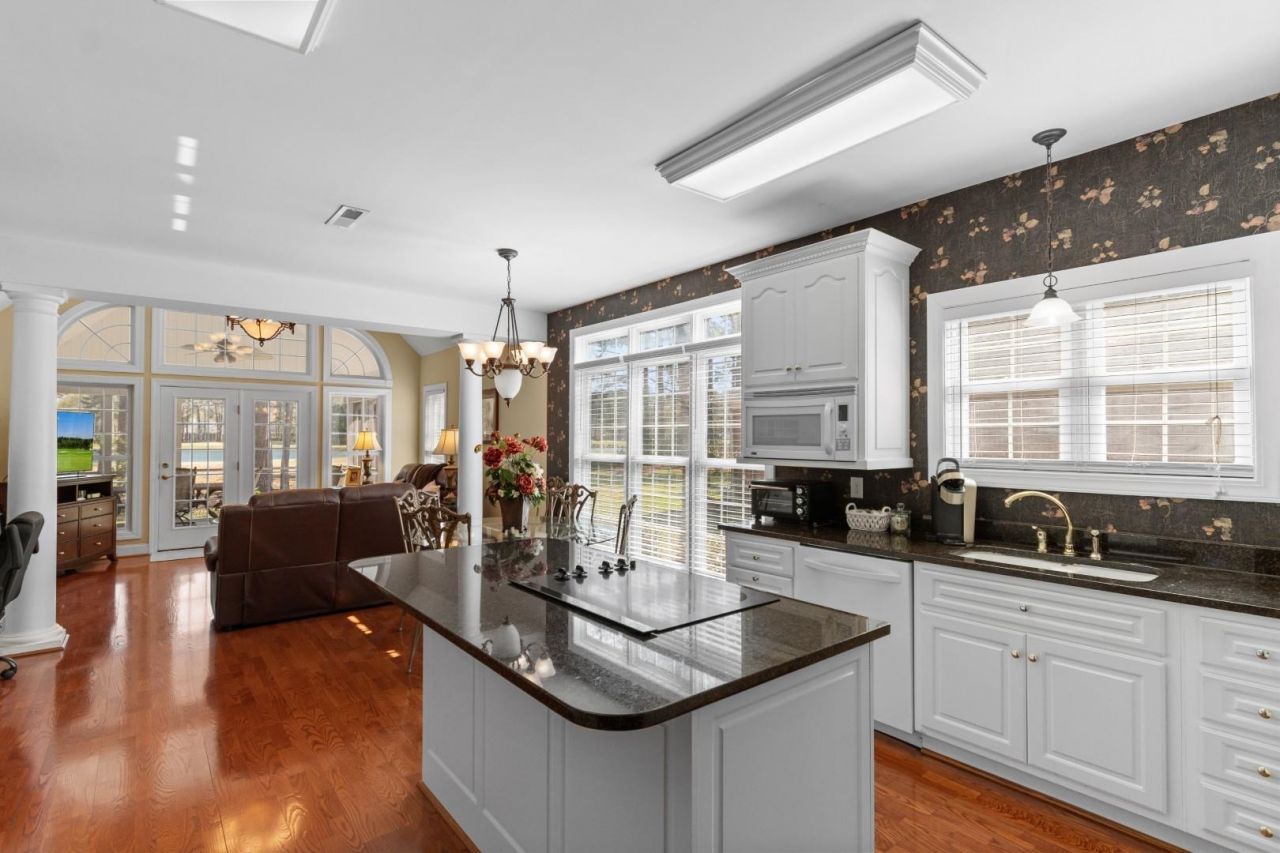 1077 Links Rd. Photo 4