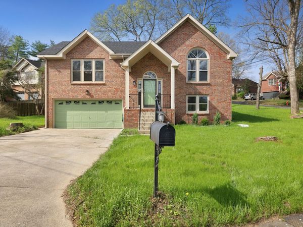 800 Carlisle Ct N, Nashville, TN 37214