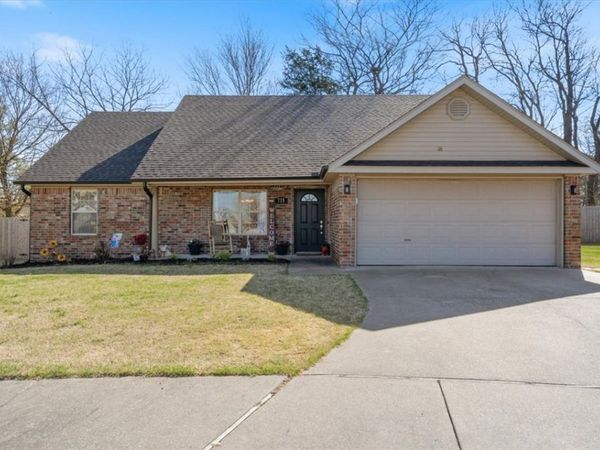 725 W Deer Lodge Court, Siloam Springs, AR 72761