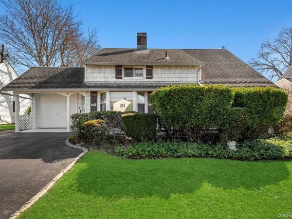 60 Flamingo Road, Levittown, NY 11756