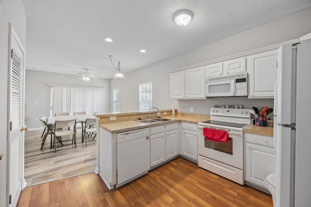 373 Sun Colony Blvd. Photo 33