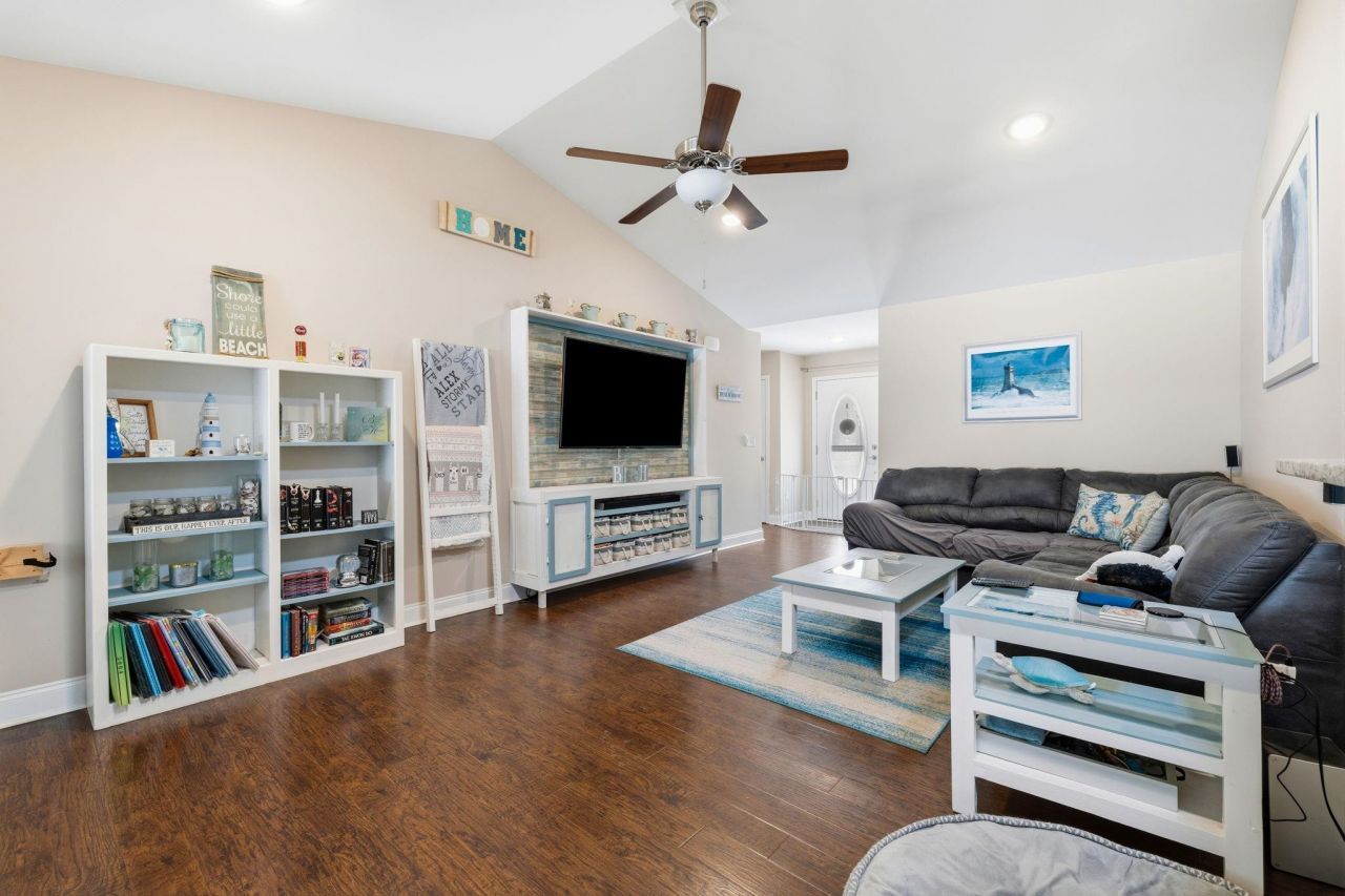 373 Sun Colony Blvd. Photo 4