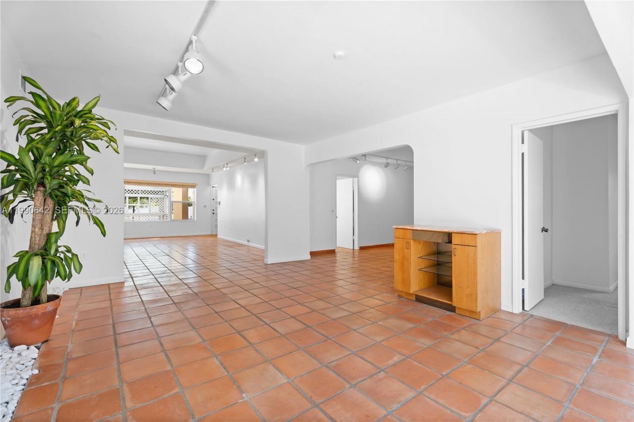 1845 Daytonia Rd, Miami Beach, FL 33141 Photo