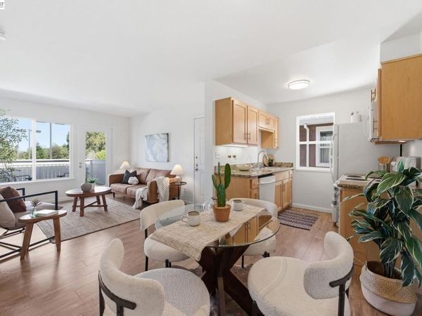 22 Marina Lakes Dr, Richmond, CA 94804