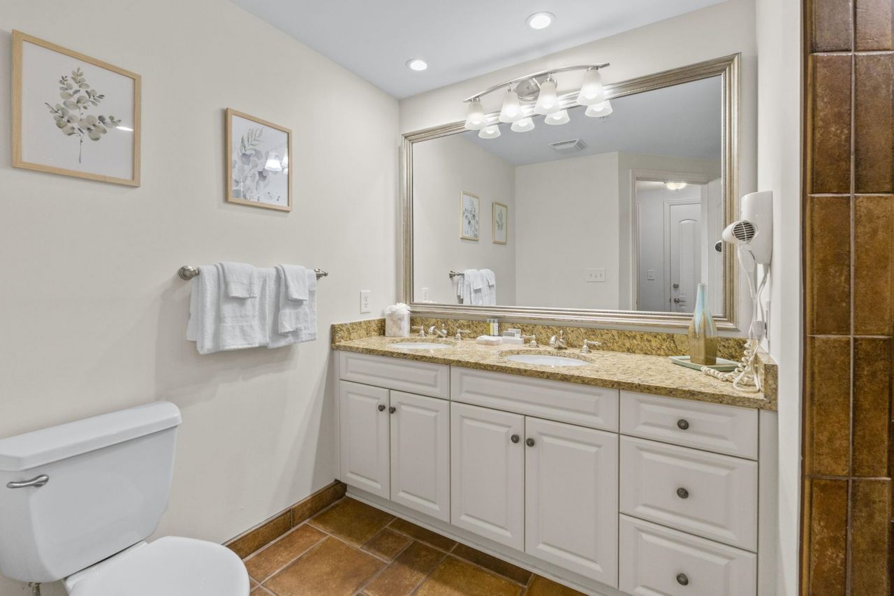 100 North Beach Blvd. Photo 22