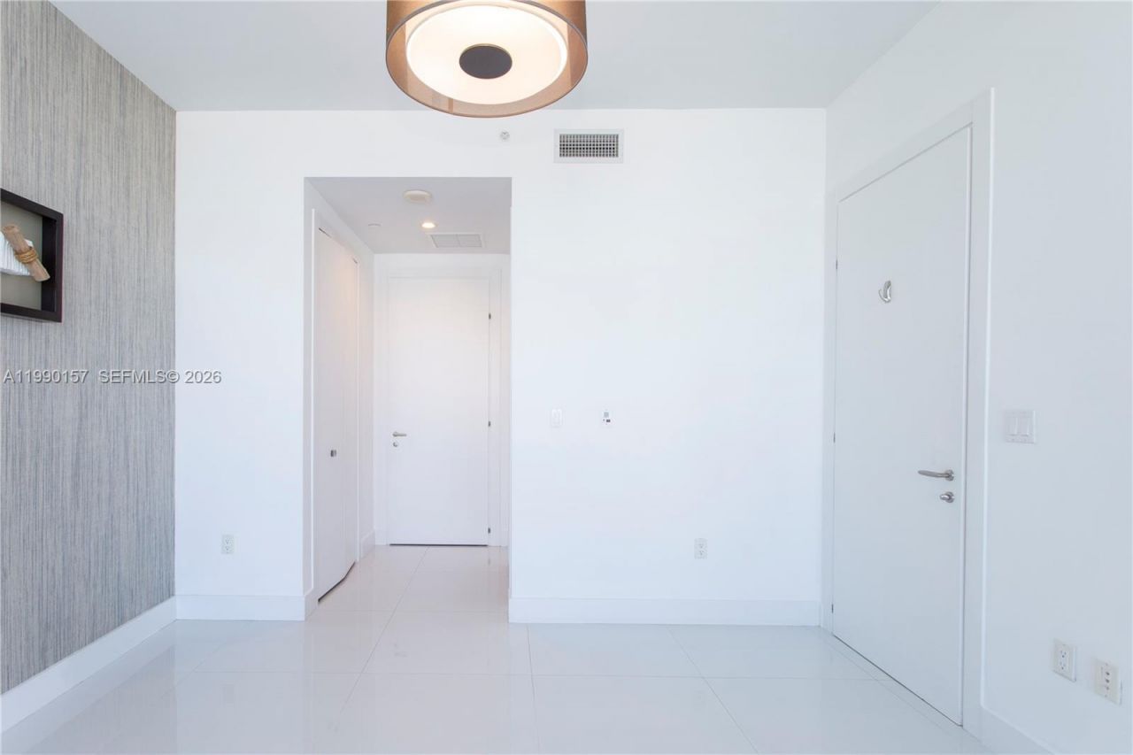200 Biscayne Blvd Wy, Unit 4512, Miami, FL 33131 Photo