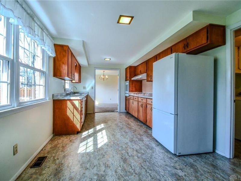 786 Hyde Park Drive, Washington Township, OH 45429 Photo 9