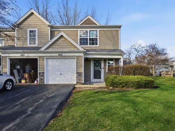 1670 College Green Drive, Elgin, IL 60123