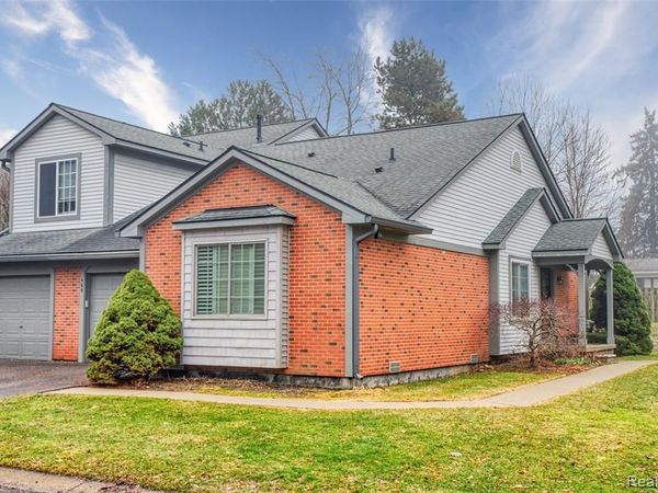 469 Winwood Circle, Walled Lake, MI 48390
