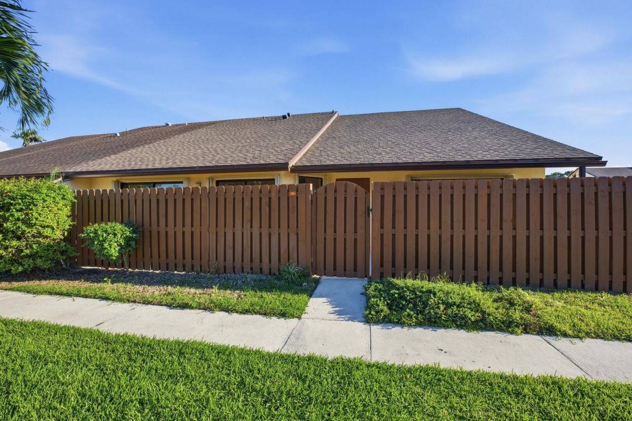 131 Springdale Circle, Palm Springs, FL 33461 Photo