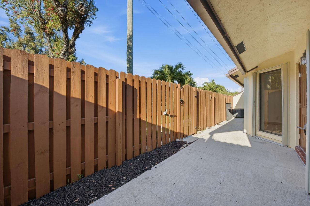 131 Springdale Circle, Palm Springs, FL 33461 Photo