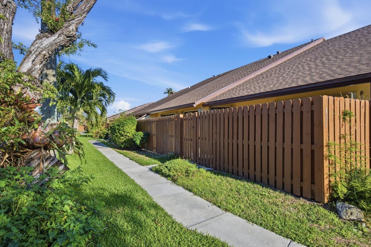 131 Springdale Circle, Palm Springs, FL 33461 Photo