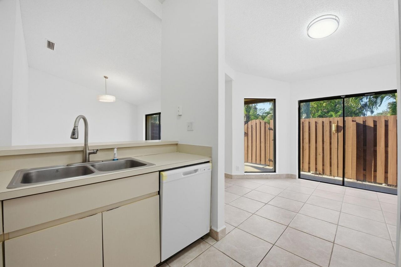 131 Springdale Circle, Palm Springs, FL 33461 Photo