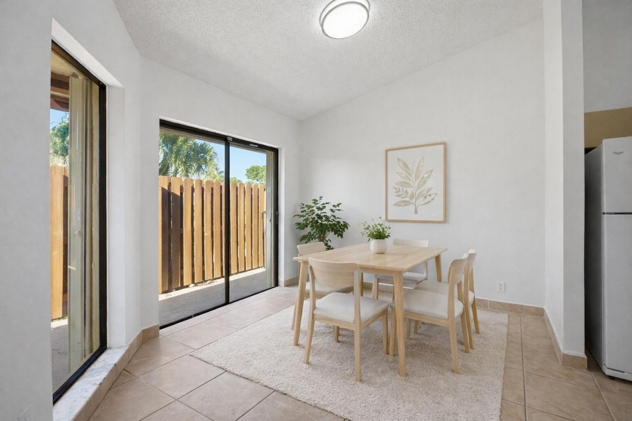 131 Springdale Circle, Palm Springs, FL 33461 Photo