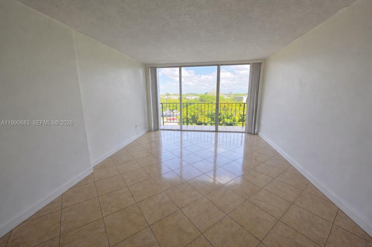 310 Fontainebleau Blvd , Unit 506, Miami, FL 33172 Photo