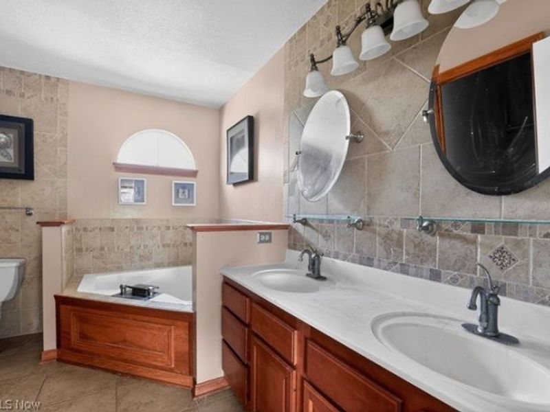 6740 Bridgestone Circle NE, Canton, OH 44721 Photo 20