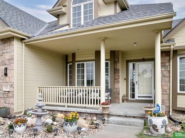 2004 Longview Street, Papillion, NE 68133