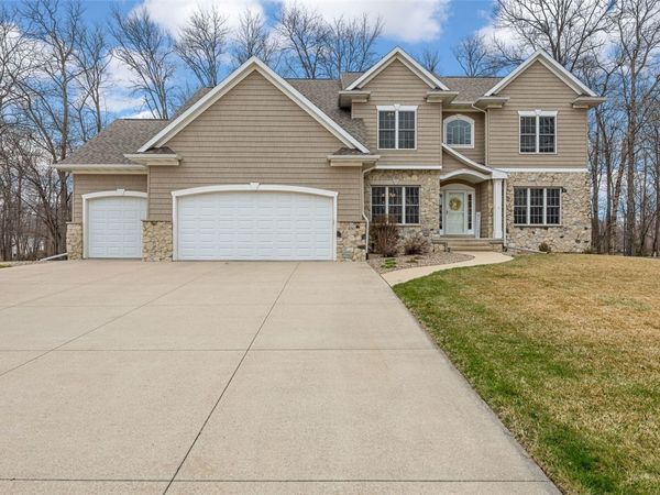 450 Hickory Court , Robins, IA 52328