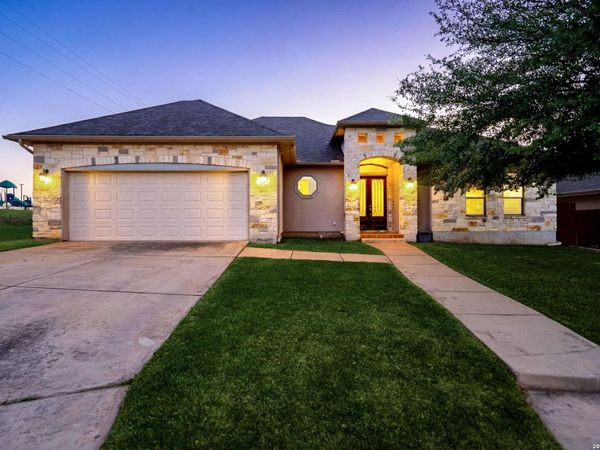 104 S Elise Dr, La Vernia, TX 78121