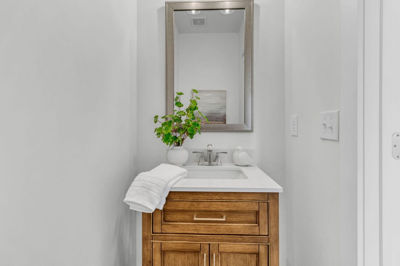 204 Hydrangea Street Photo 26