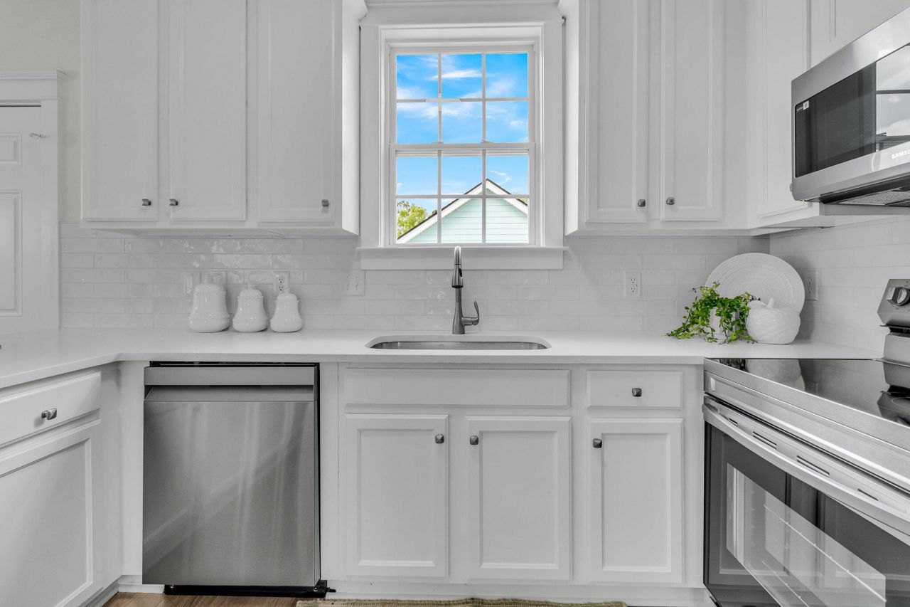 204 Hydrangea Street Photo 9