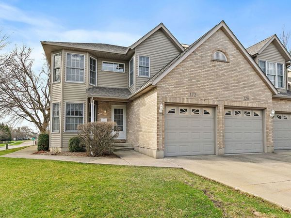 122 Mclaren Drive S, Sycamore, IL 60178