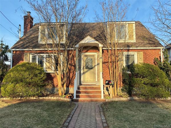 3 Chestnut Avenue , Floral Park, NY 11001