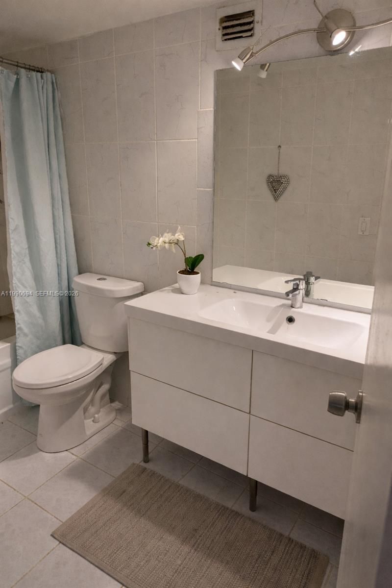 701 Three Islands Blvd, Unit 510, Hallandale Beach, FL 33009 Photo