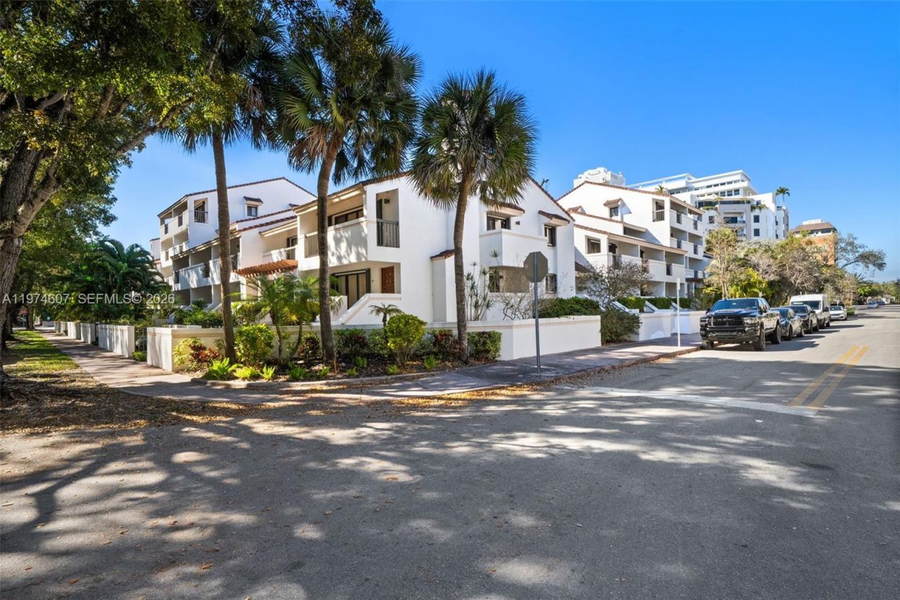 2600 Cardena St, Unit PH4, Coral Gables, FL 33134 Photo