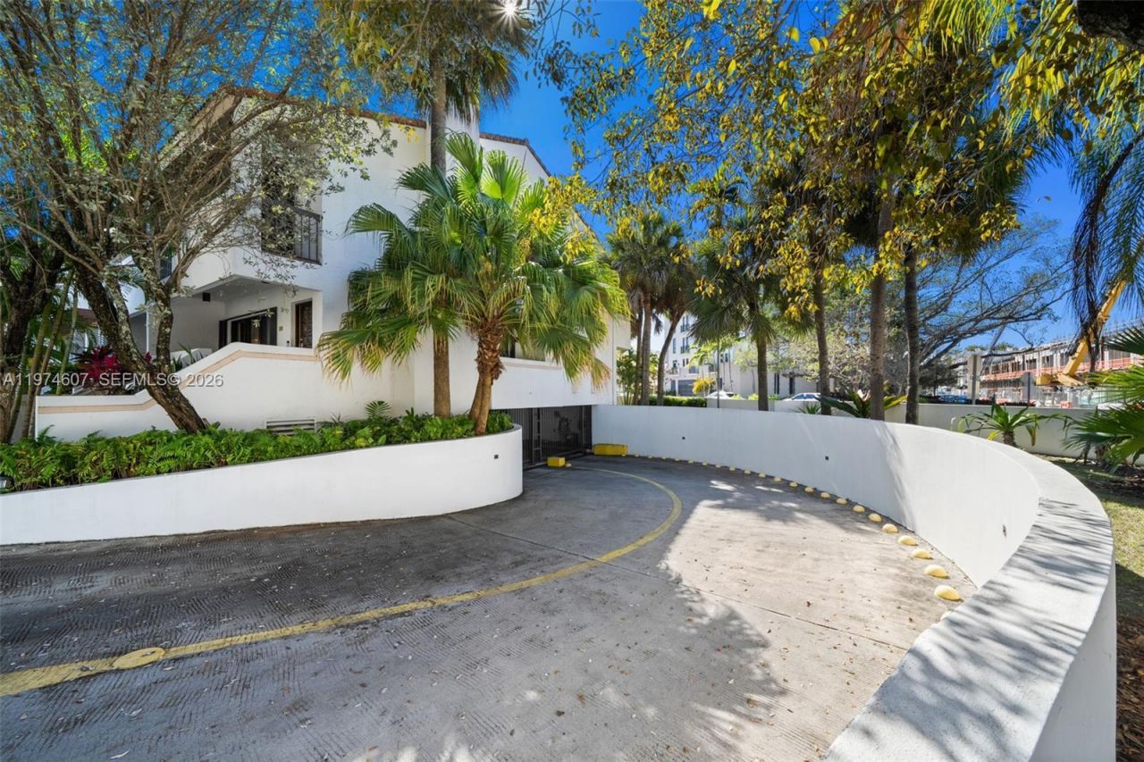 2600 Cardena St, Unit PH4, Coral Gables, FL 33134 Photo