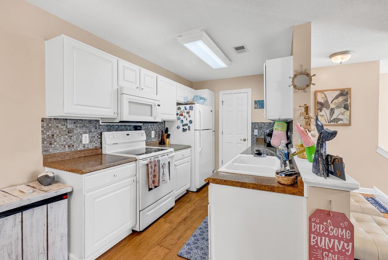 4385 Daphne Ln. Photo 8