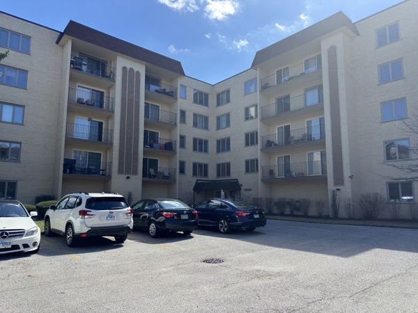 6433 W Belle Plaine Avenue, Unit 302, Chicago, IL 60634