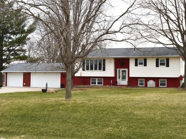 2276 57th Street Trail, Vinton, IA 52349
