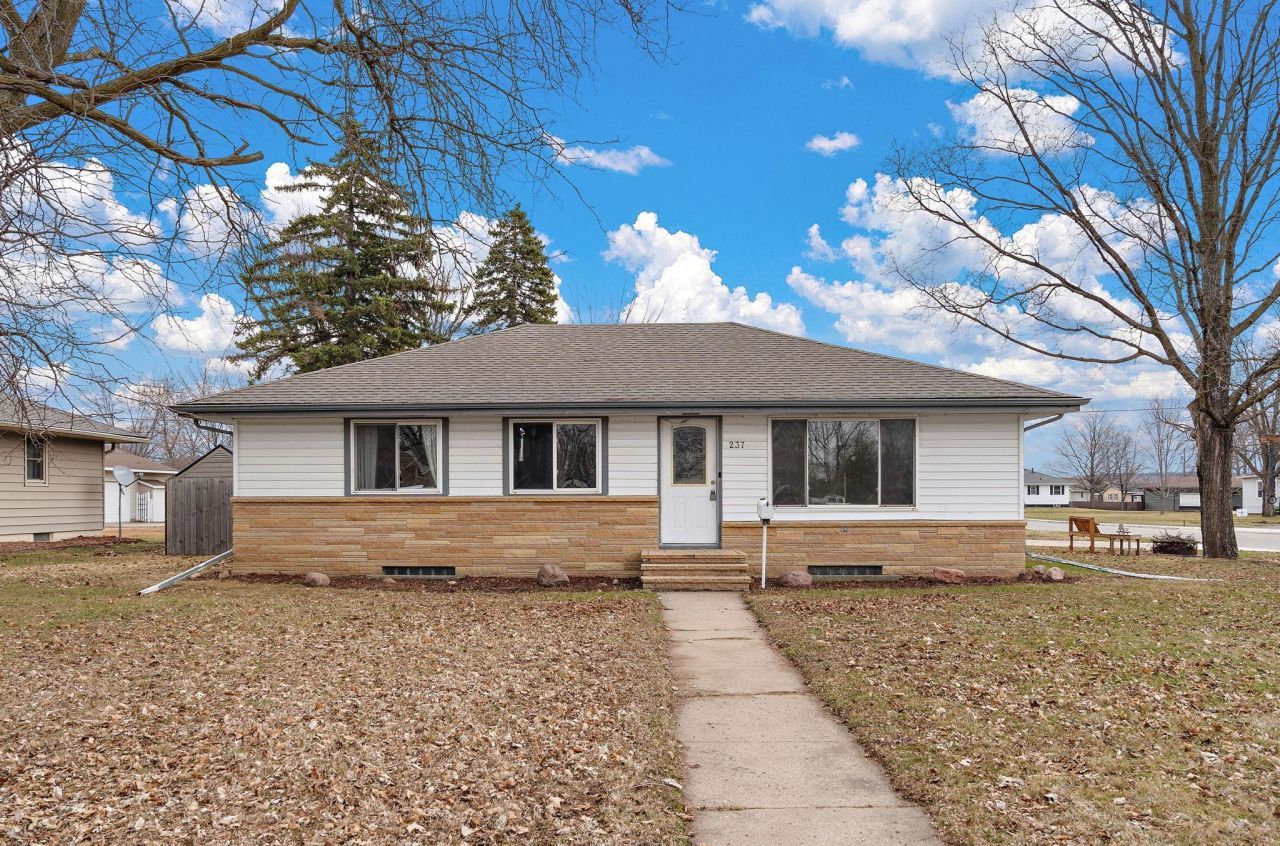 237 S Chestnut Street, Belle Plaine, MN 56011 Main Photo
