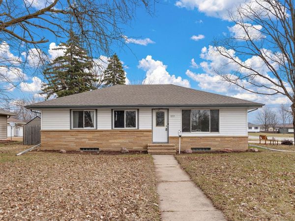 237 S Chestnut Street, Belle Plaine, MN 56011