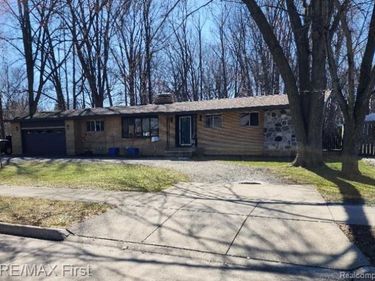 905 W Parker Avenue, Madison Heights, MI 48071