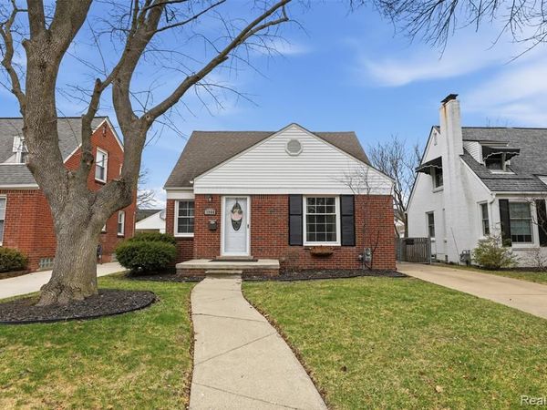 1906 Oxford Road, Grosse Pointe Woods, MI 48236