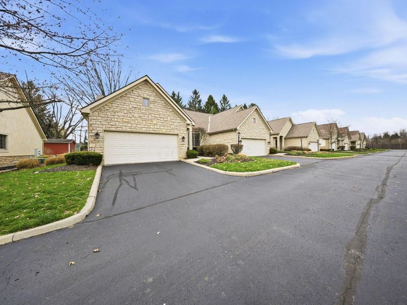 7825 Linksview Circle, Westerville, OH 43082 Photo 3