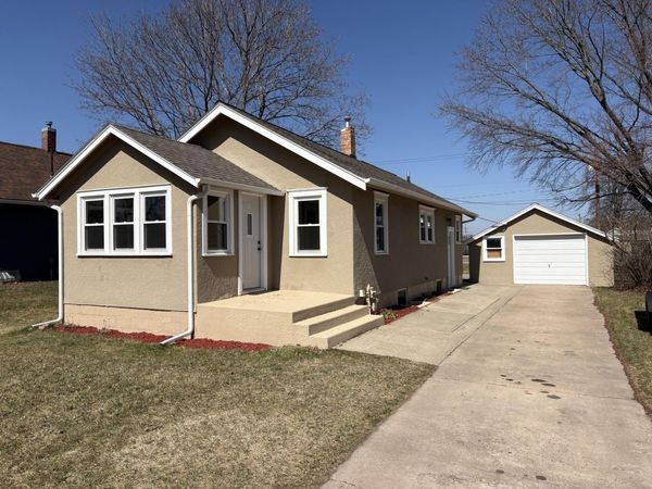318 W 12th Ave, Mitchell, SD 57301