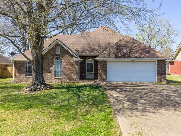 633 Meadowbrook Drive, Alma, AR 72921