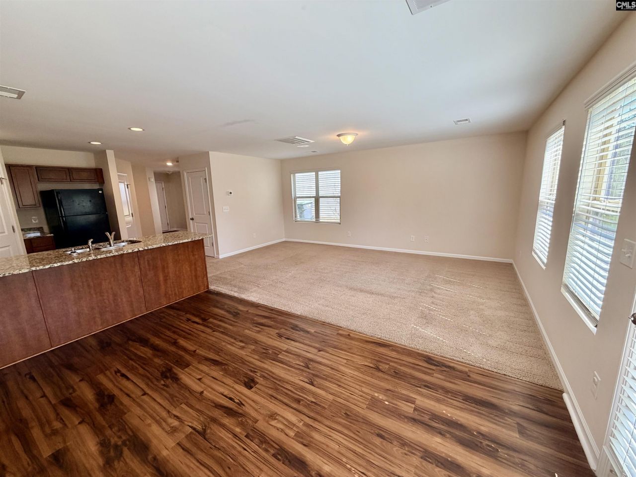 1073 Roscoe Road  Photo 4