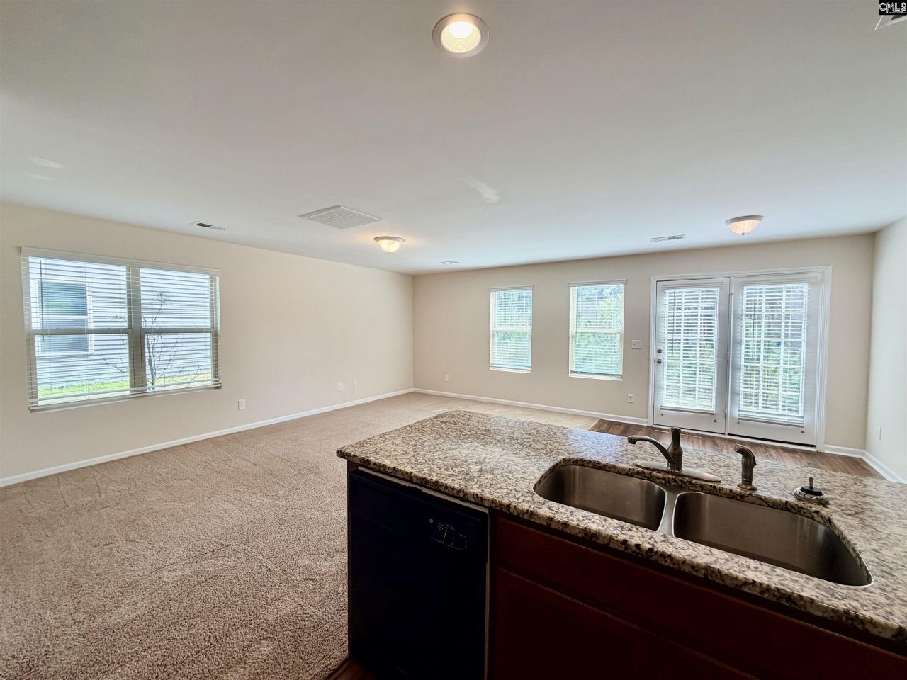 1073 Roscoe Road  Photo 7