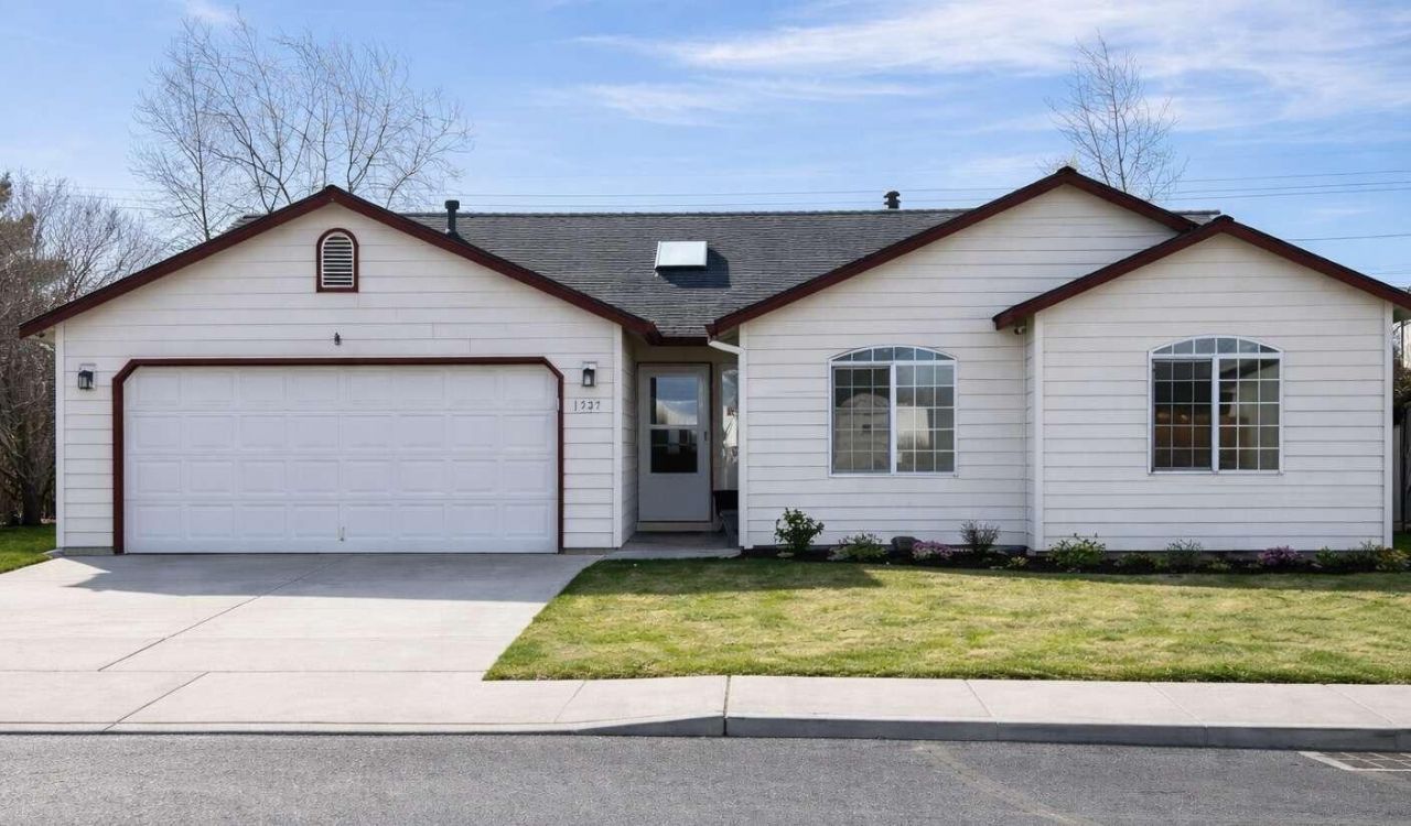 1737 NE 7th Street, Redmond, OR 97756 Main Photo