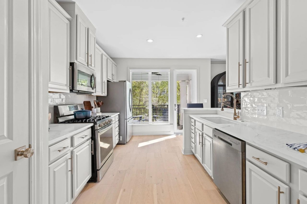 200 River Landing Drive Photo 6