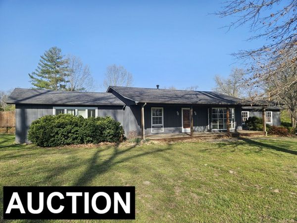 9769 Stuyvesant Street, Benton, IL 62812