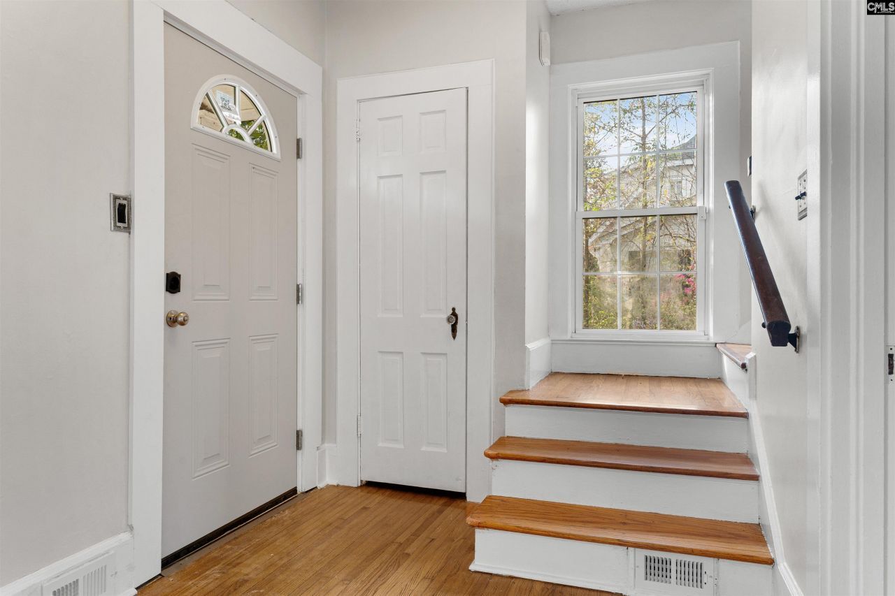 1896 Middleton Street Photo 4